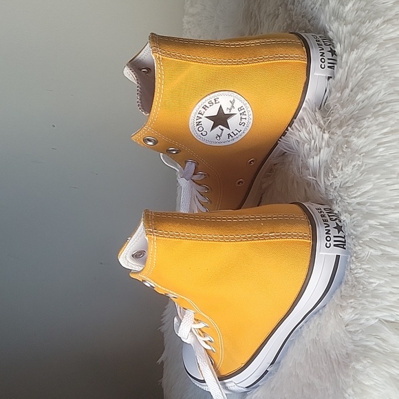 Converse Chuck Taylor All Star HI  Style: A09970C Women's US 8 - Picture 2 of 4